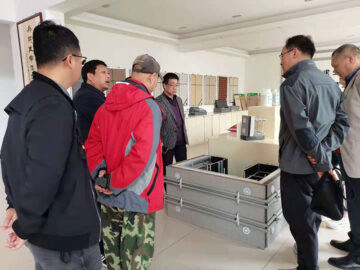 河南省建設(shè)廳科技與標(biāo)準(zhǔn)處康處長(zhǎng)、河南省建筑協(xié)會(huì)段秘書(shū)長(zhǎng)、河南省建筑科學(xué)研究院黃工等一行蒞臨考察